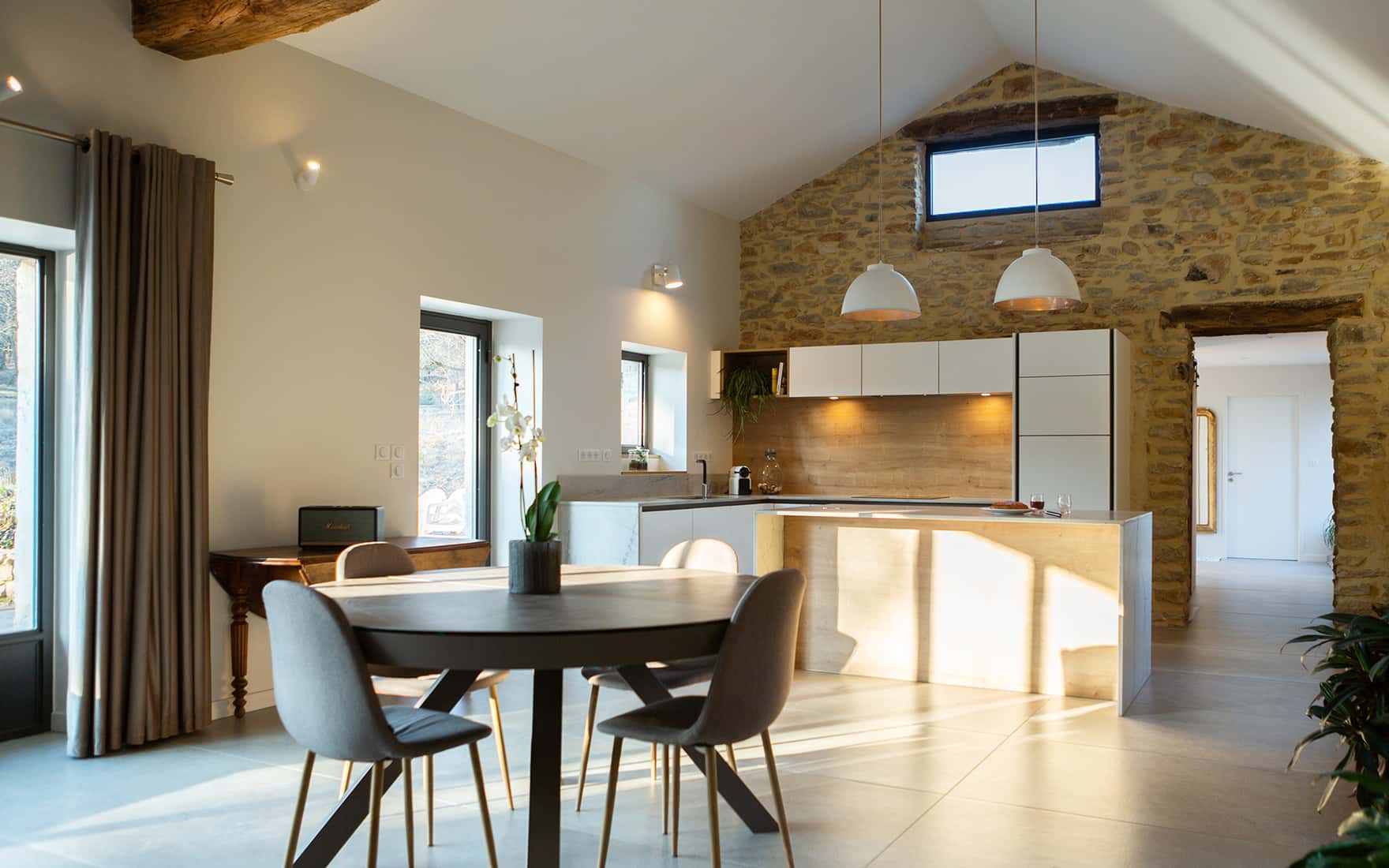 Projet de l'Atelier de Léa : cuisine contemporaine minimaliste blanche sur-mesure avec plans de travail en marbre.