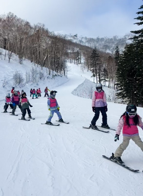 Kids skiing in Hakuba on a School tour organsied and planned Educating Adventures.