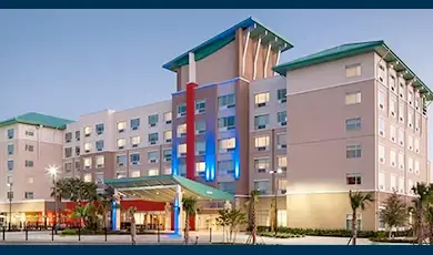 Estudio de caso integral de un hotel que utiliza la plataforma de gestión completa de Canary —desde la mensajería con IA y el check-in móvil hasta las ventas adicionales y las propinas digitales— para transformar las operaciones.