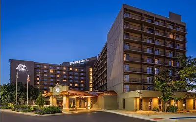 How DoubleTree Denver Uses Canary’s Digital Tipping to Recognize Its Drivers