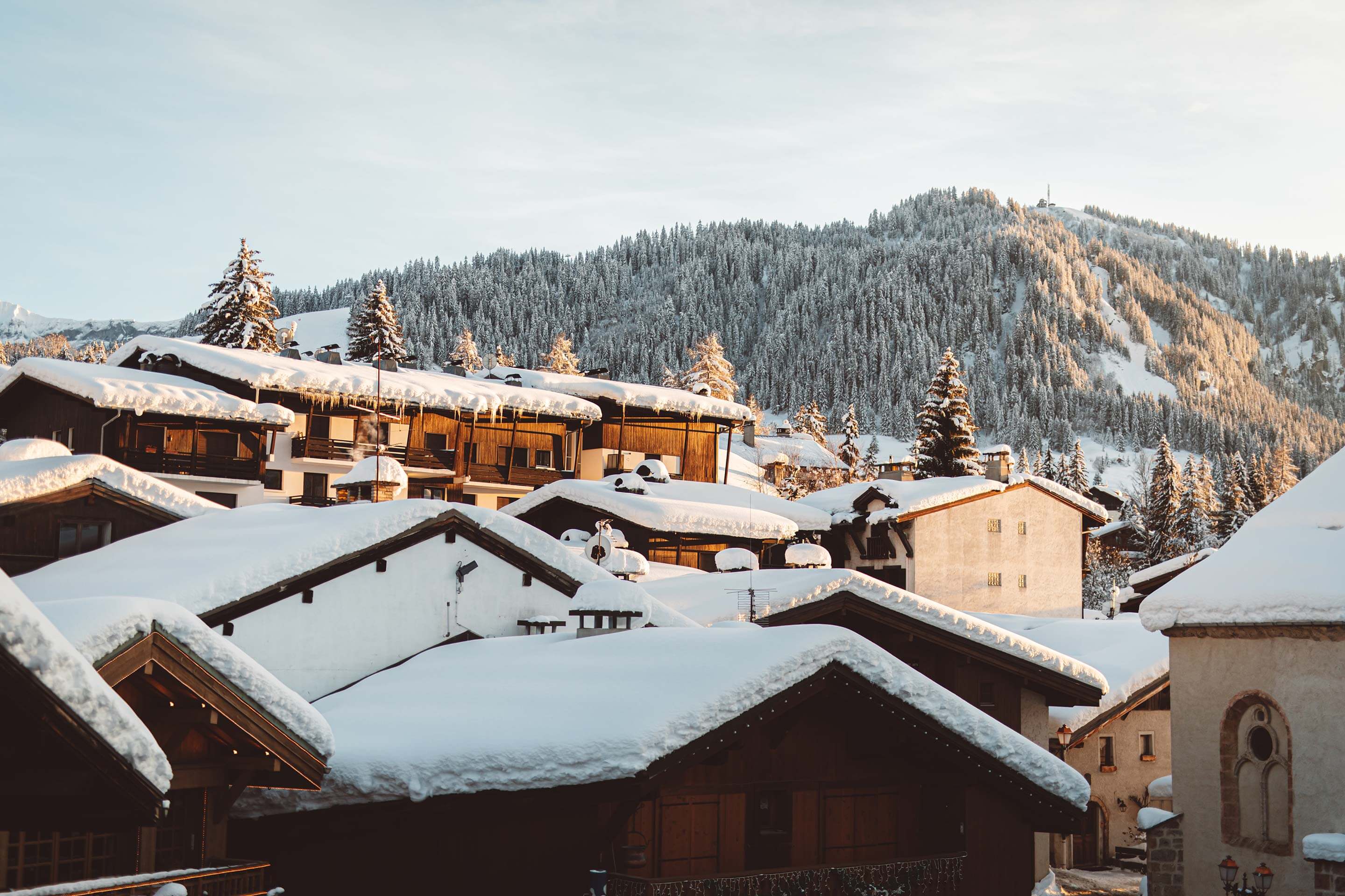 Groupe marchant dans la neige en raquettes