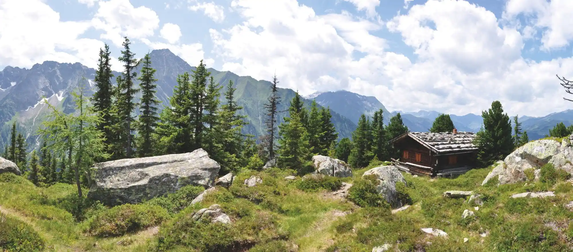 Groupe marchant dans la neige en raquettes