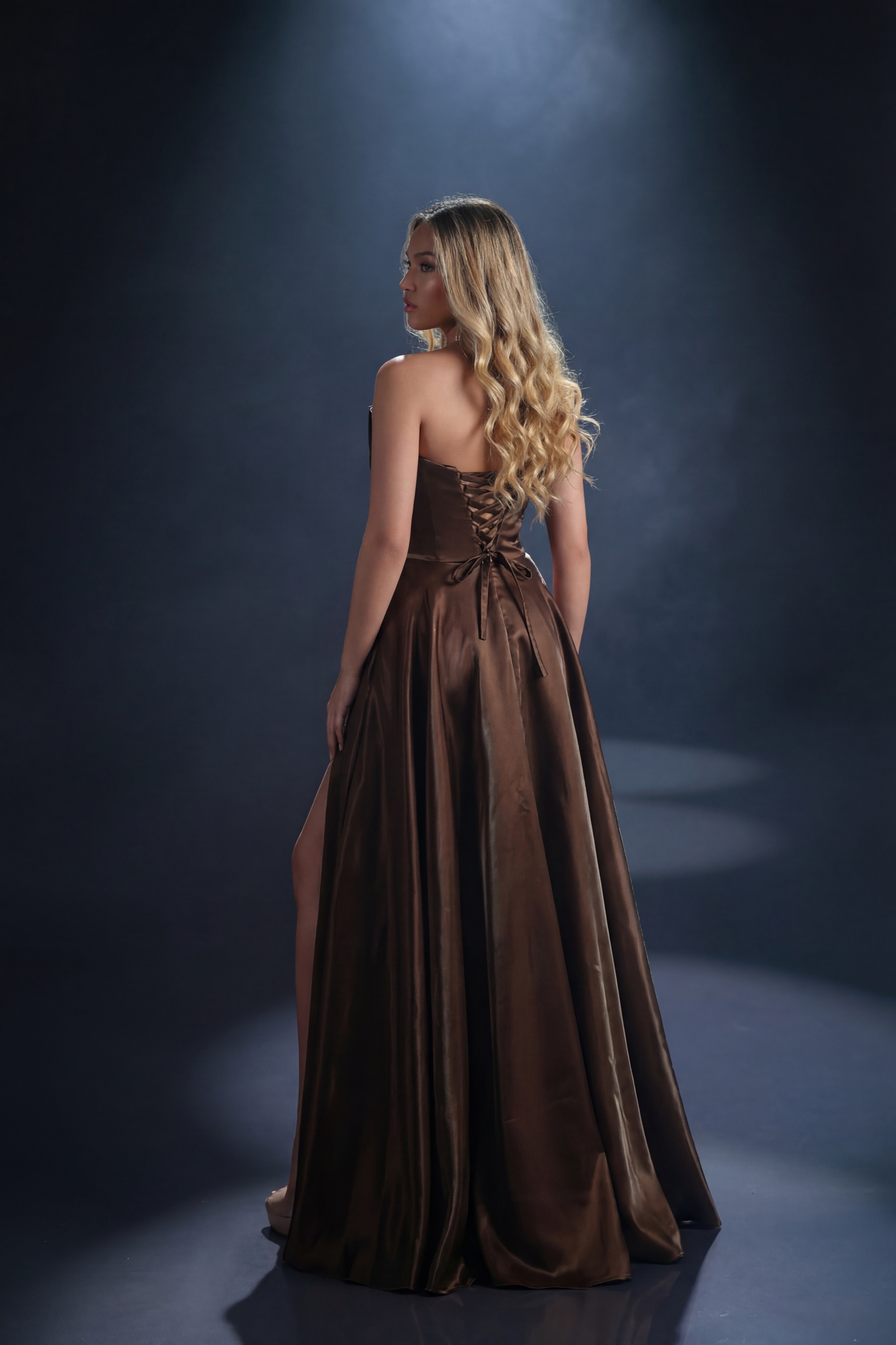 Full length elegant strapless gown in fluid satin.