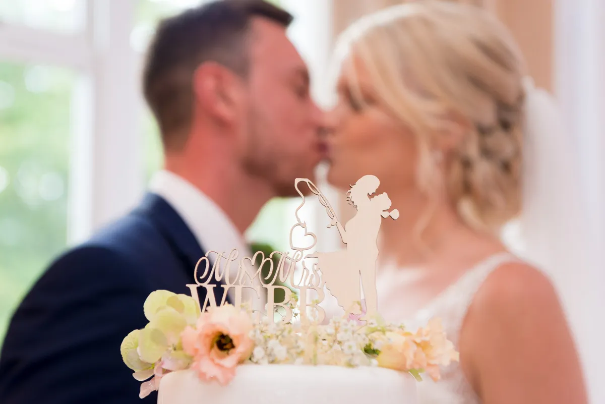 Glen Yr Afon wedding cake with couple kissing
