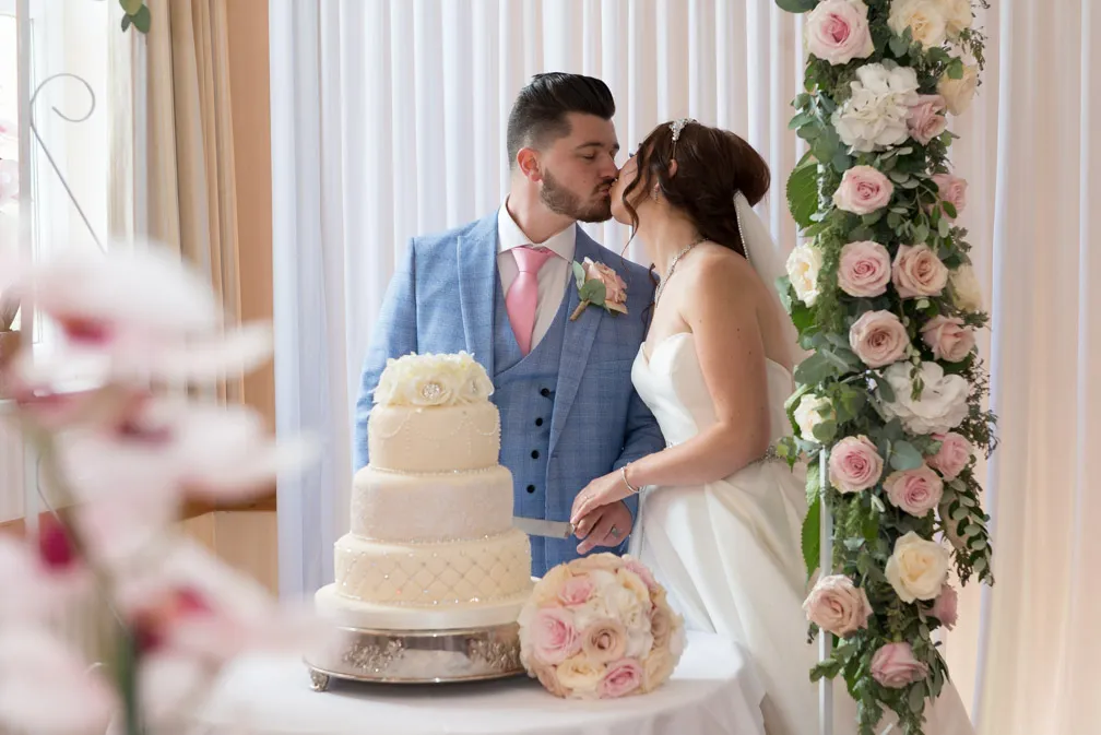 Glen Yr Afon wedding cutting cake