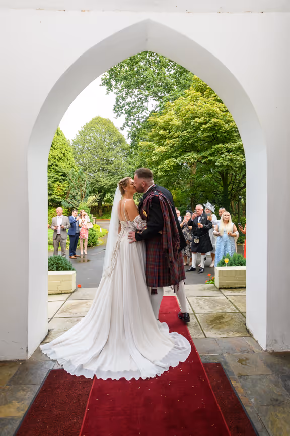 Glen Yr Afon wedding bride & groom in arch
