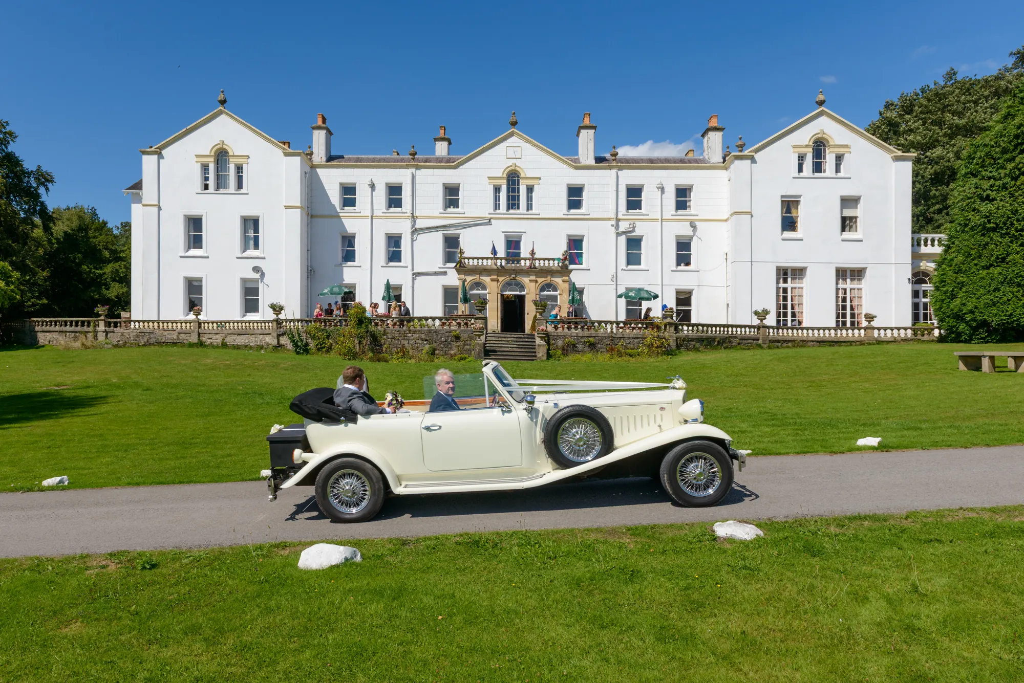 BRIDAL CAR ARRIVING AT COURT COLMAN BY ANDREW HAZARD PHOTOGRAPHY