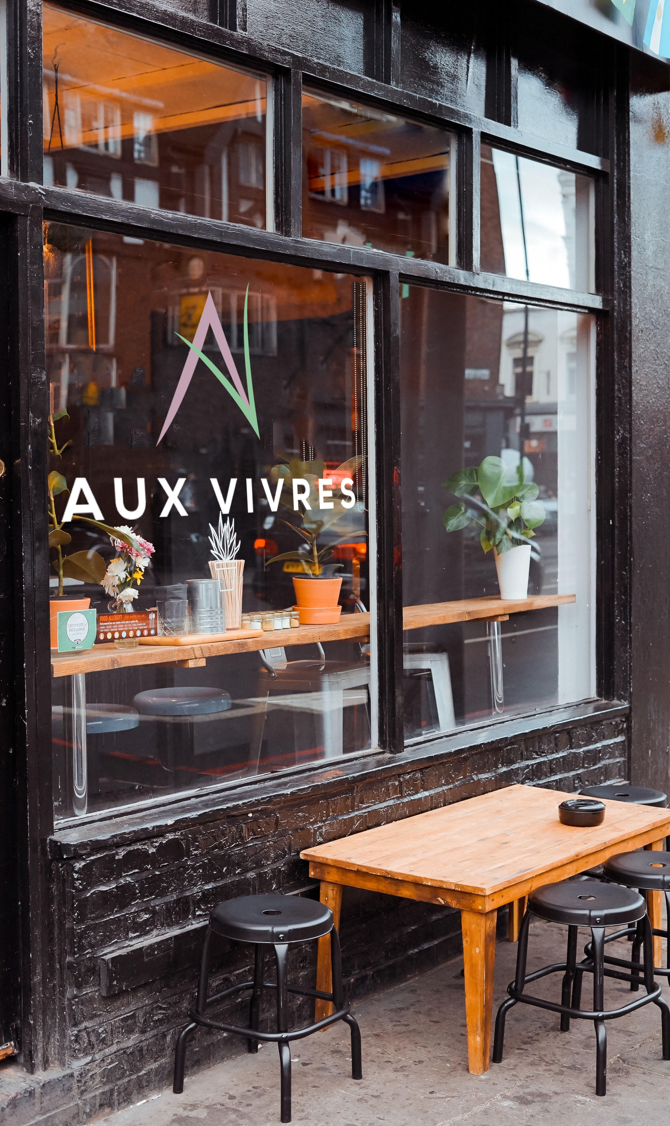 Aux vivres restaurant window
