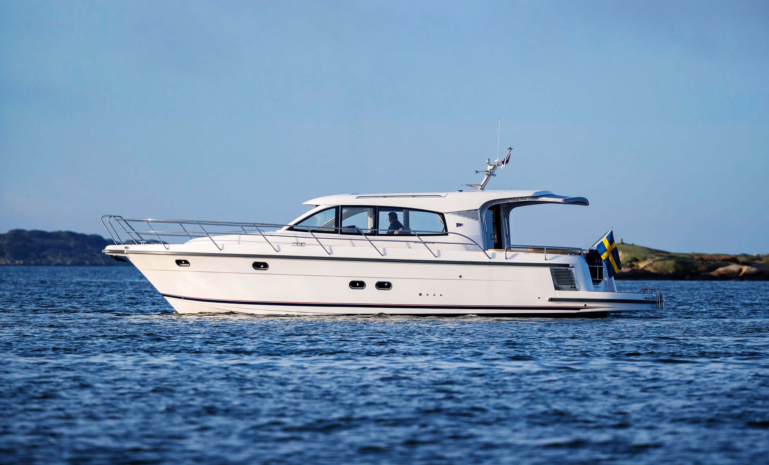 Nimbus 405 Coupe resting in the water