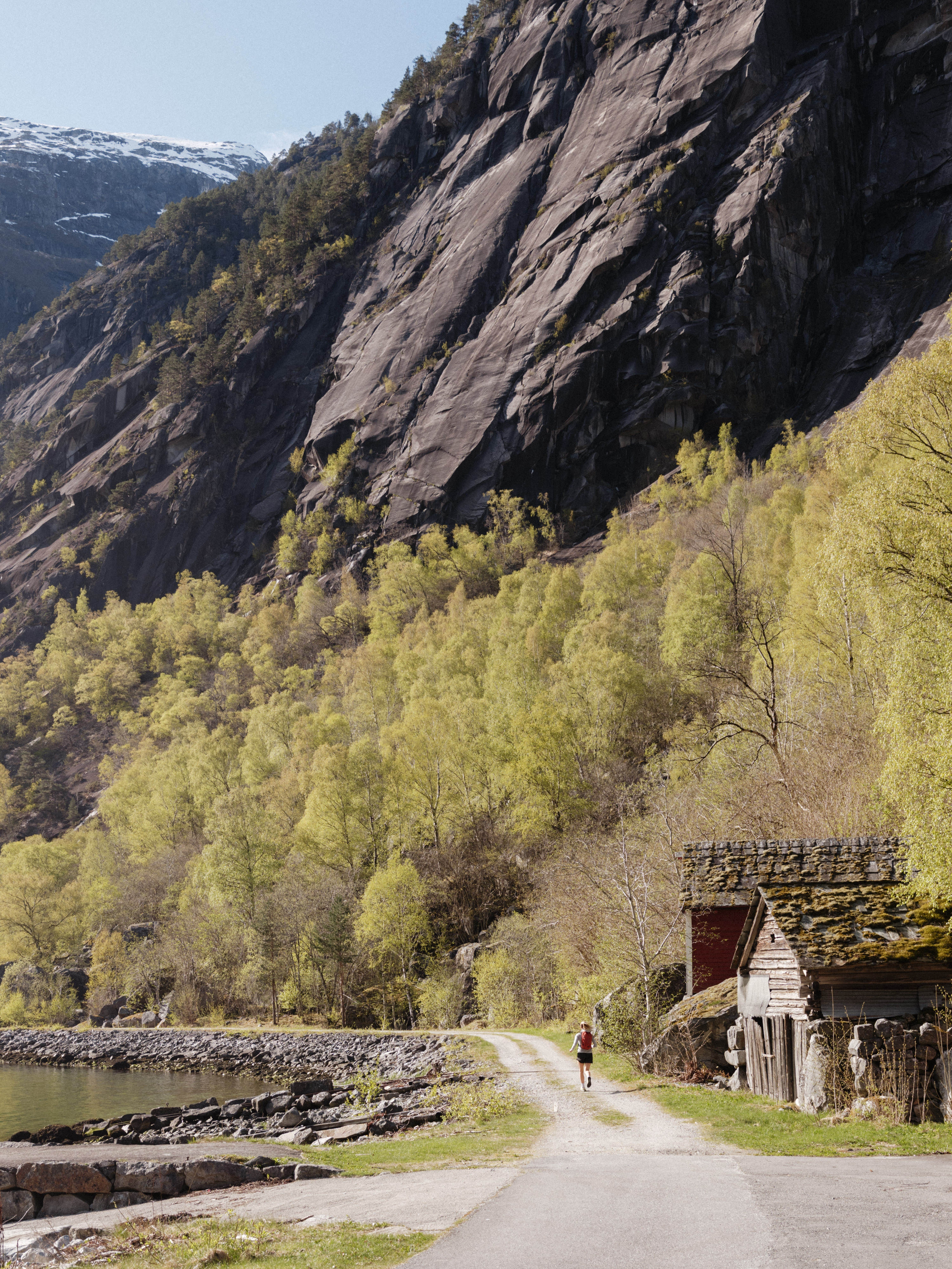Løpetur langs fjordvegen ved Kjeåsen. Foto: Yrjan Olsnes / Visit Hardangerfjord