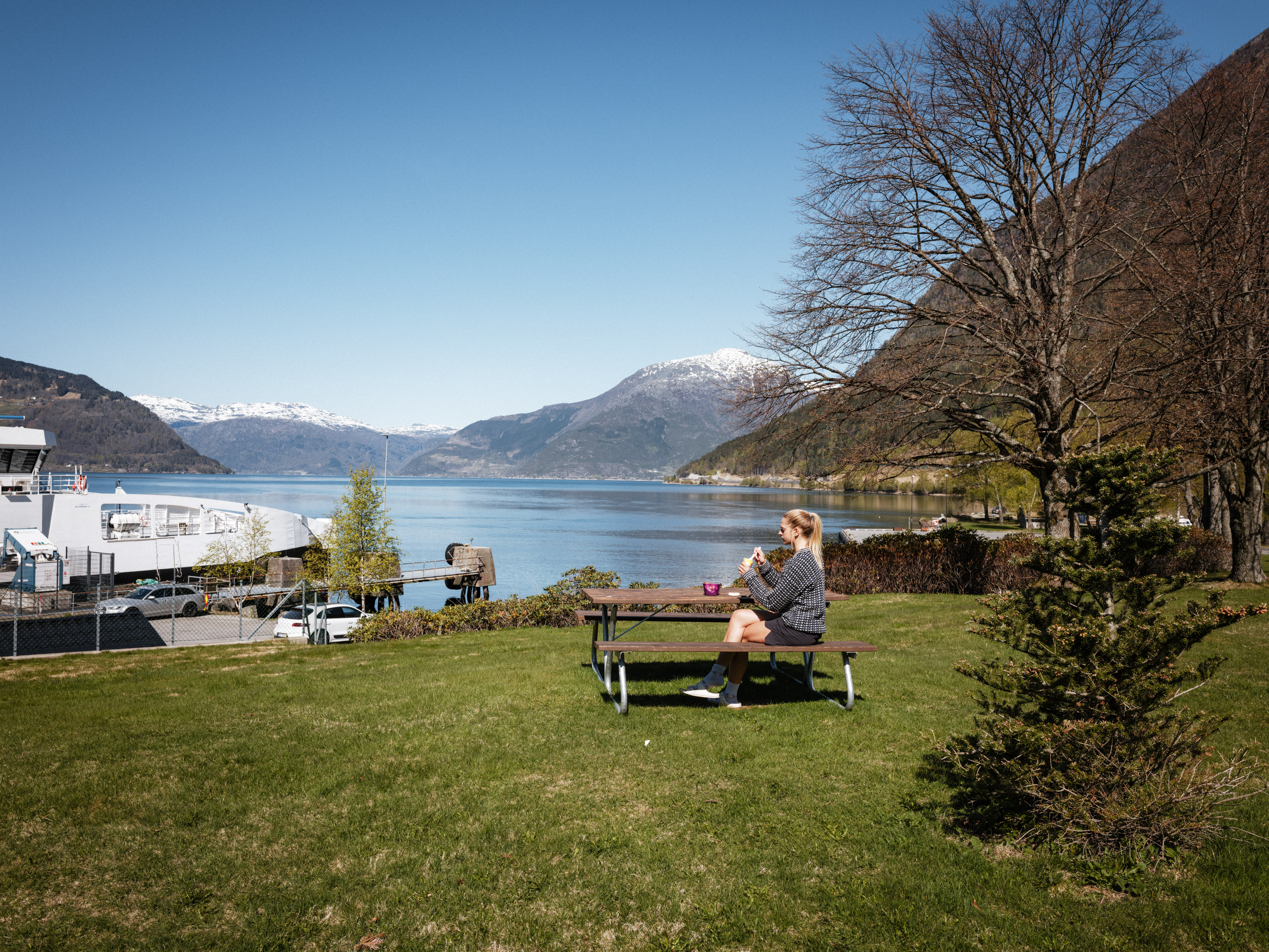 Speilblank Hardangerfjord med snødekte fjell. Foto: Yrjan Olsnes / Visit Hardangerfjord