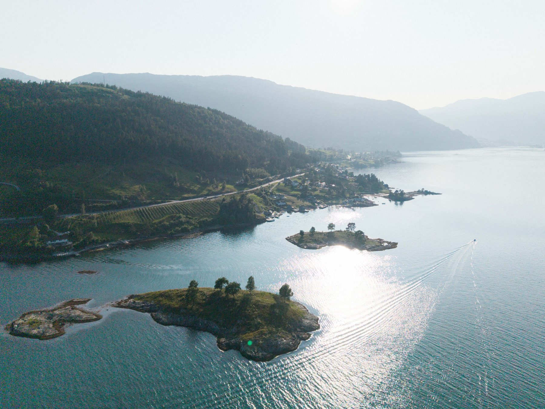 Sommardag ved Hardangerfjorden. Foto: Visit Hardangerfjord