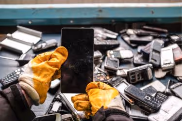 Person holding an old phone