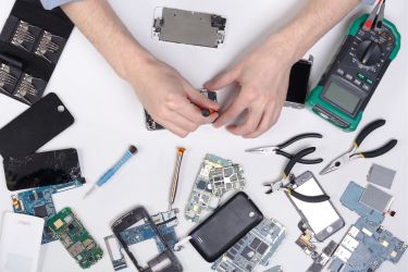 Person dissassembling a pone