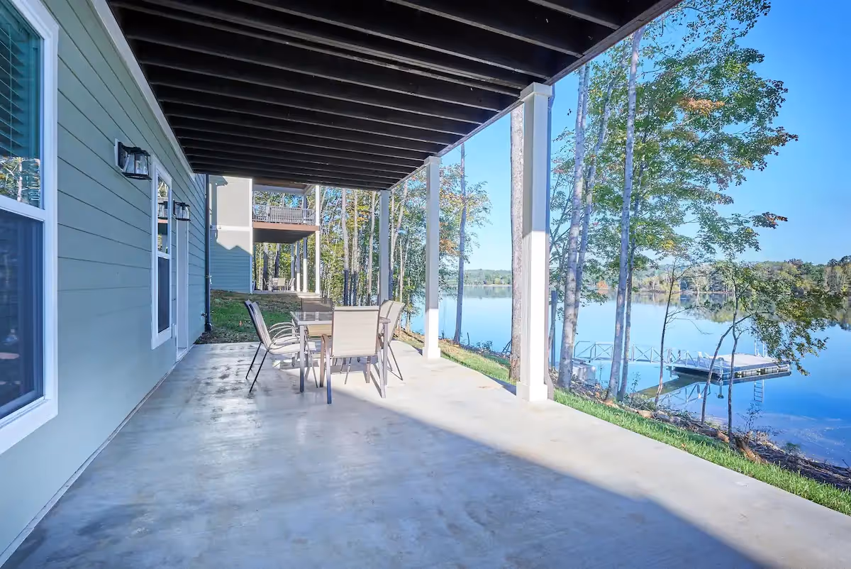 Patio Lake View Cottage