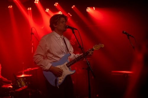 Henning lirar 70-tals osande äventyrsmelodier på Nalen