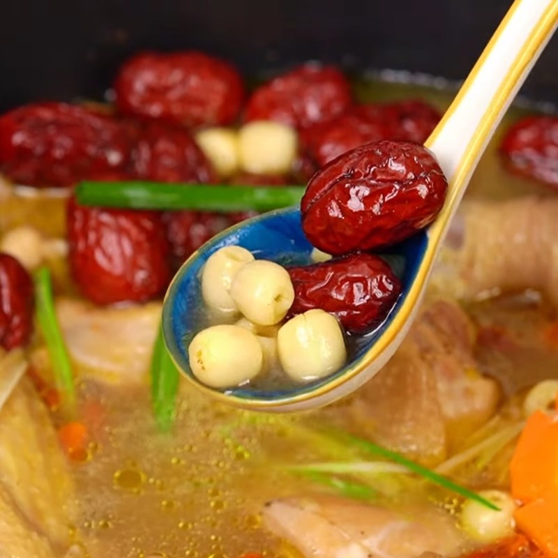 Cách làm canh gà hầm hạt sen táo đỏ kỷ tử cực tốt cho sức khoẻ bằng nồi đất