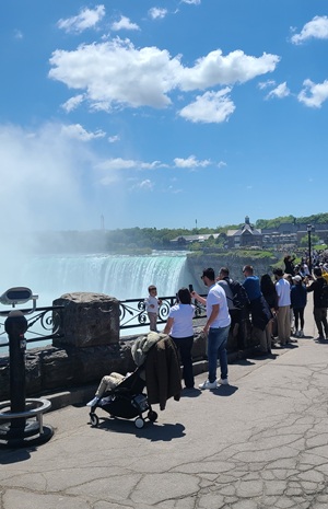 Walking along the Niagara River