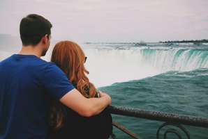 A romantic couple at Niagara Falls