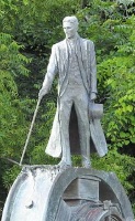 Statue of Tesla in Niagara Falls