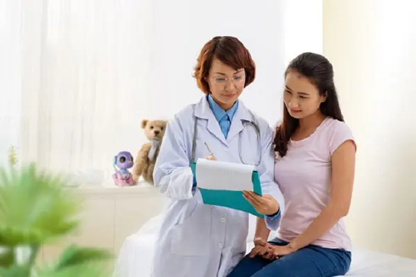 Cách chữa trị khí hư loãng như nước có mùi hôi hiệu quả