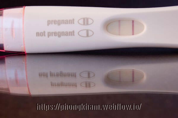 Hình ảnh que thử thai 2 vạch một vạch đậm 1 vạch mờ