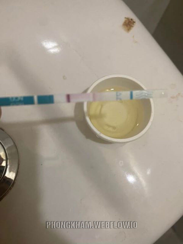 Hình ảnh que thử thai 1 vạch đậm 1 vạch mờ tự chụp