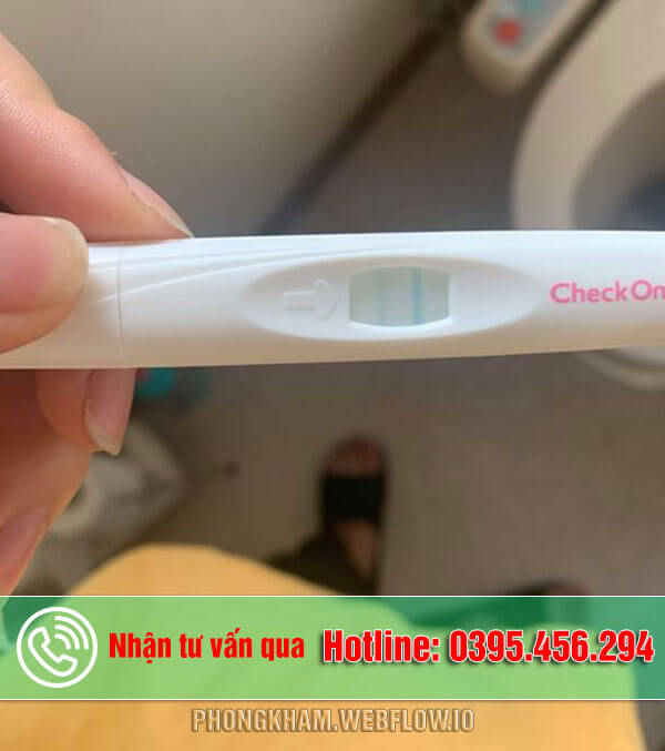 Que thử thai 2 vạch đậm mờ do chưa sử dụng đúng cách
