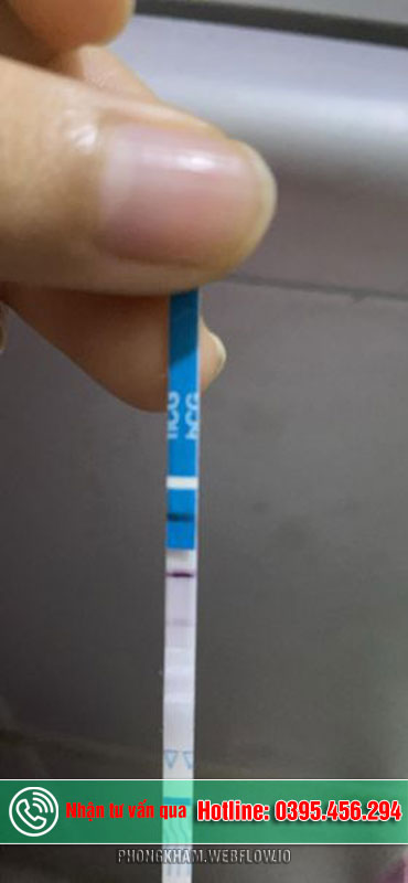 Thử que lên 1 vạch hồng 1 vạch trắng