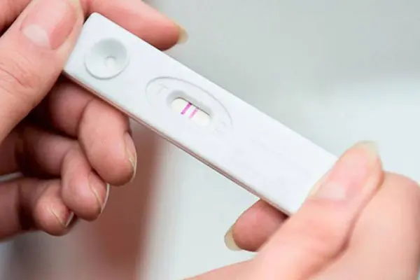 Hình ảnh que thử thai 2 vạch rõ khả năng có thai cao