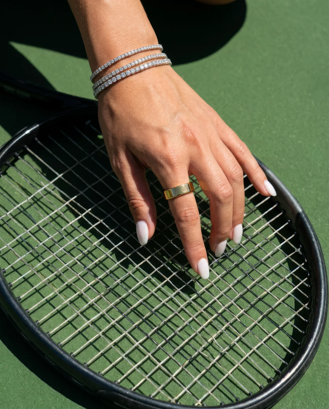 Circular Ring 3 Slim in Gold, worn on a tennis court