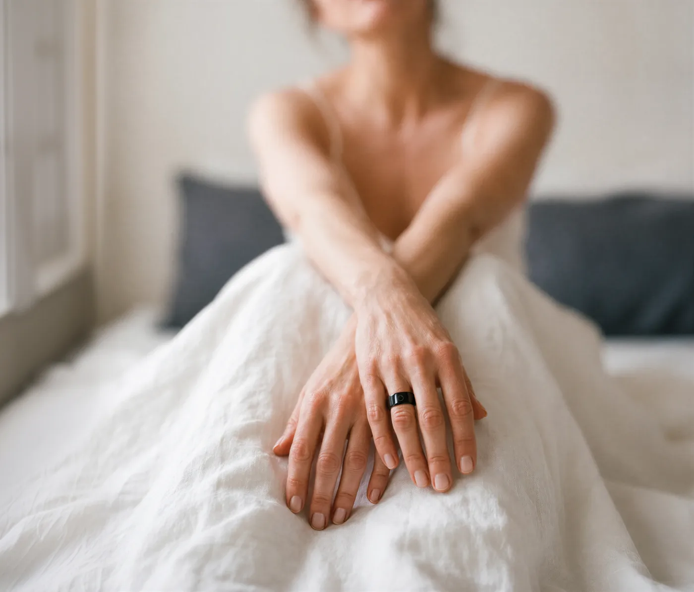 Woman wearing a silver Circular Ring 2