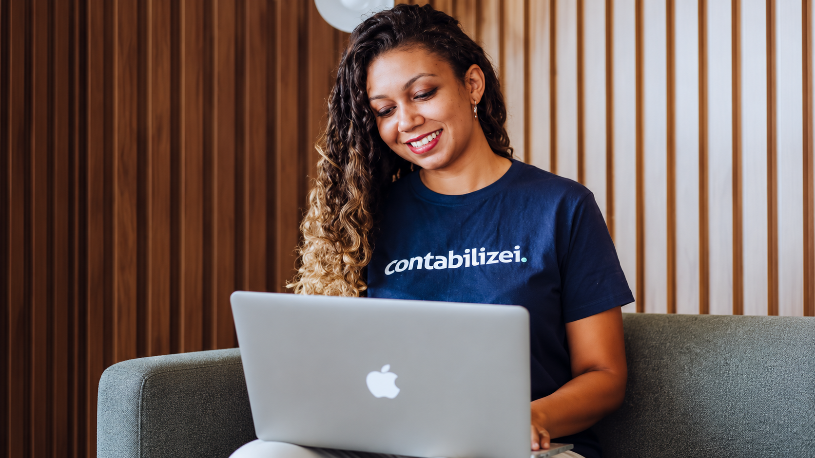 Corretor acompanhando a contabilidade da corretora online