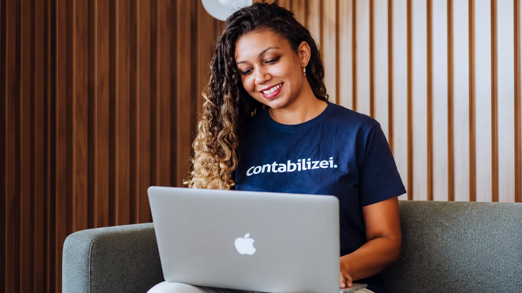 Corretor acompanhando a contabilidade da corretora online
