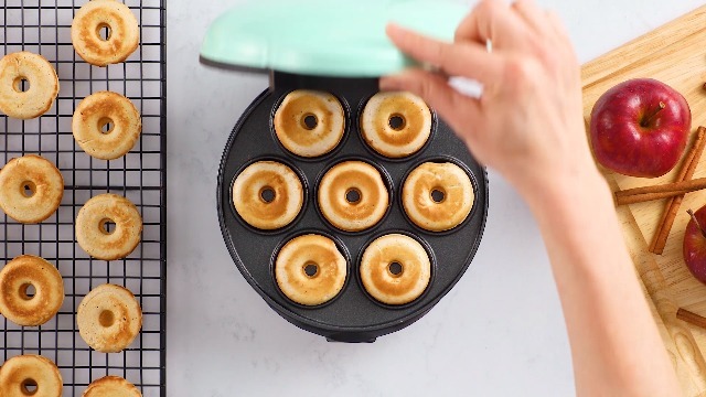 Amazon.com: Dash Express Mini Donut Maker - Homemade Dessert Maker -  Features Double-Sided, Non-Stick Surface & Space-Saving Design - Makes 7 -  Aqua: Home & Kitchen
