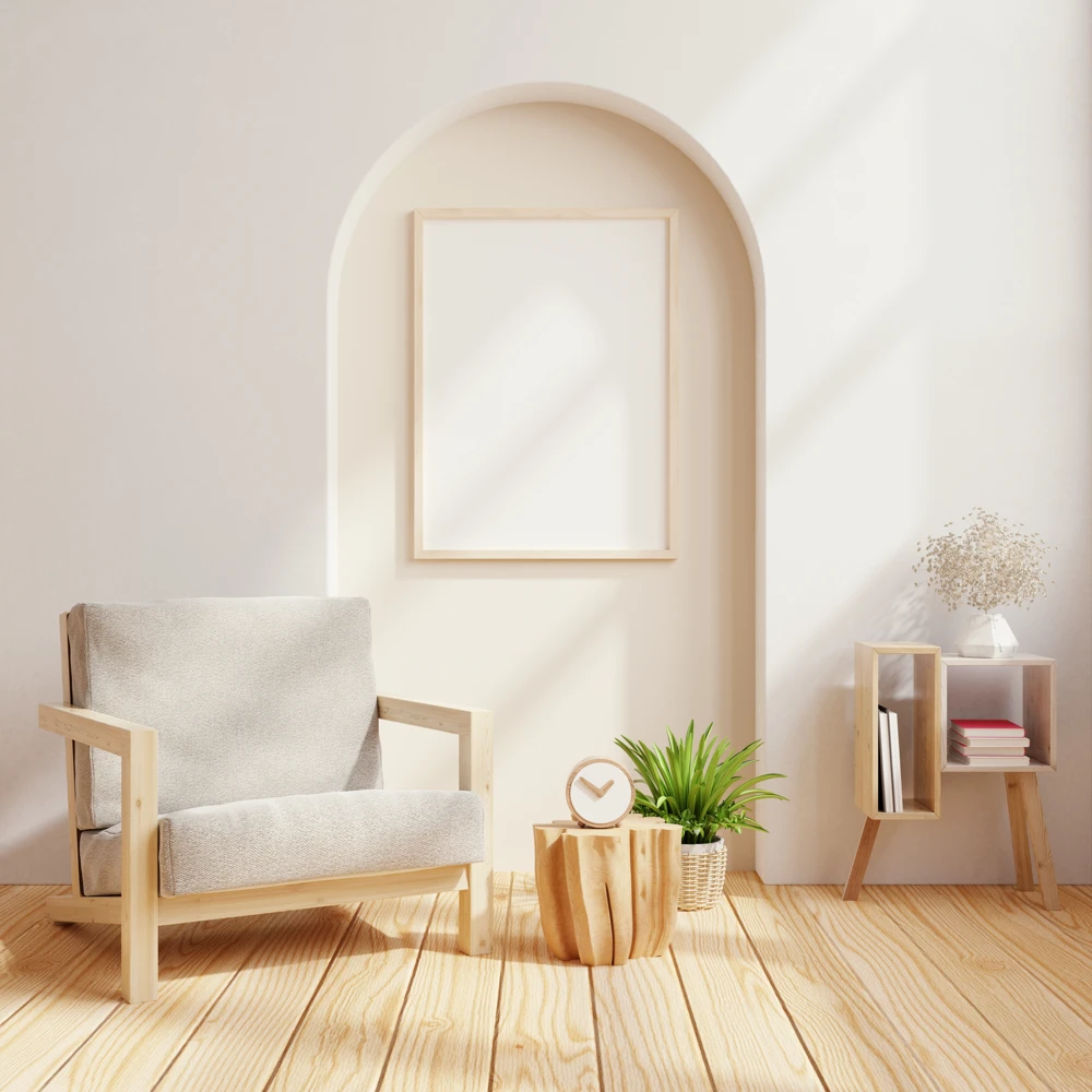 Fauteuil blanc dans un décor minimaliste baigné de lumière naturelle.