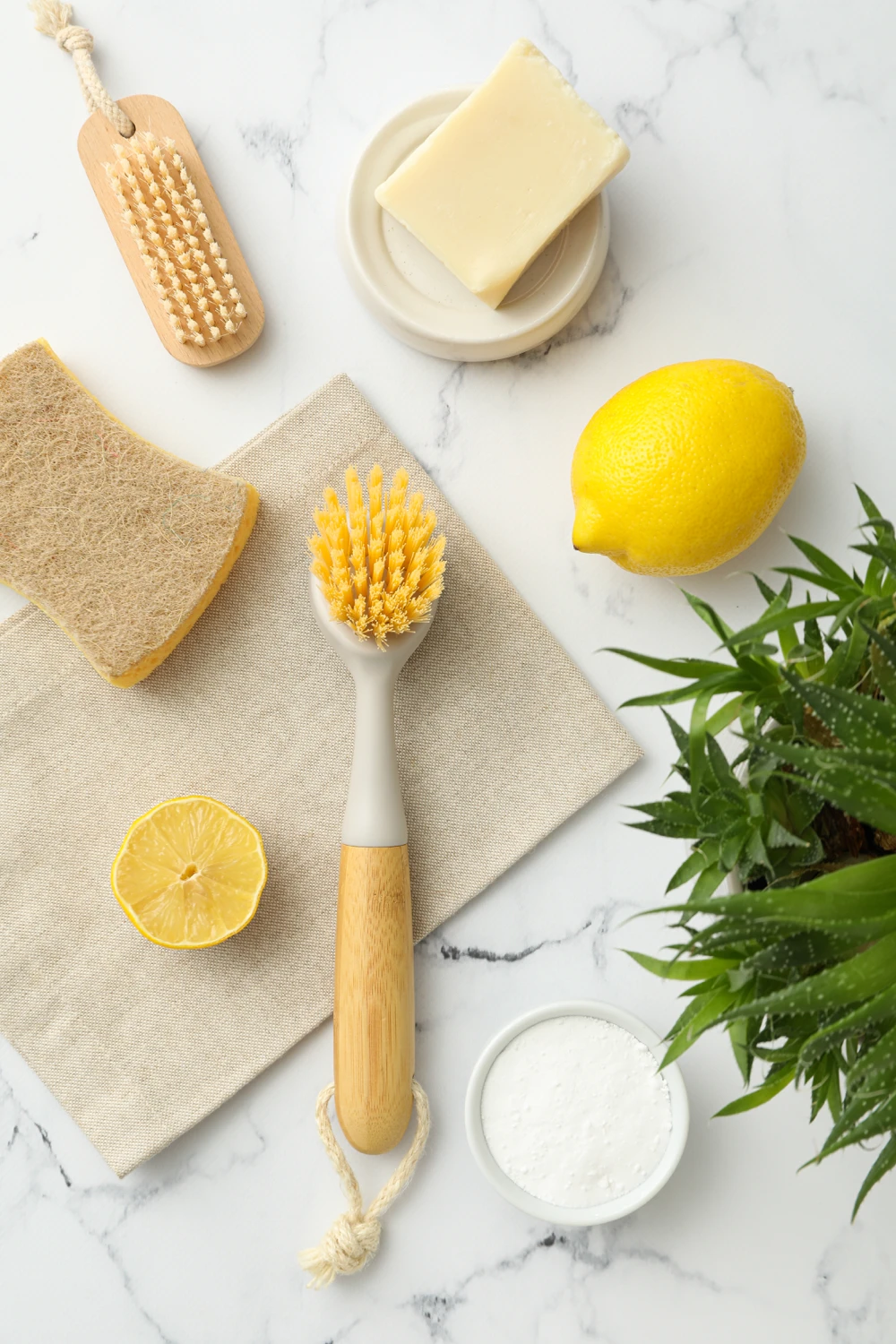 Brosse naturelle, citron et bicarbonate de soude pour nettoyer un meuble jauni.