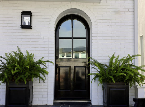 Maison avec une façade blanc cassé.