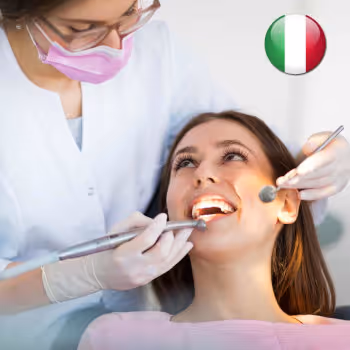 dentista che visita paziente sorridente