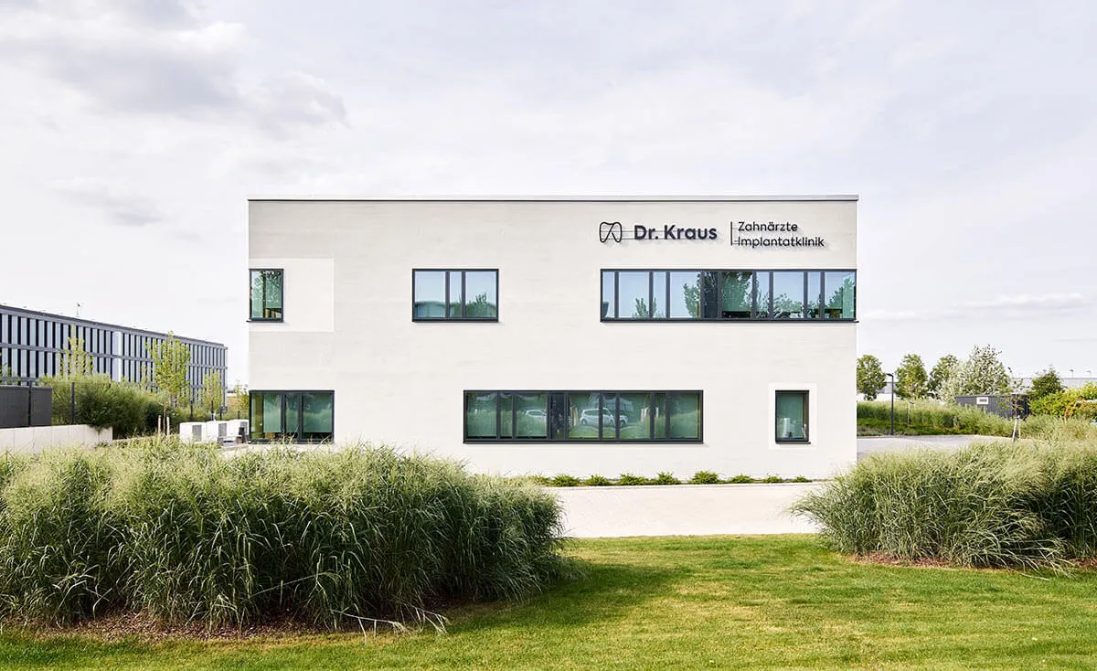 Die Außenseite des Gebäudes der Implantatklinik von Dr. Kraus.