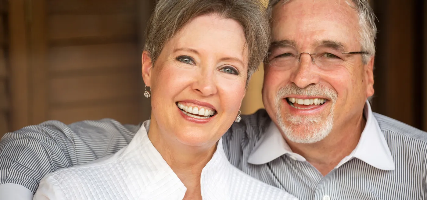 Lächelndes älteres Ehepaar.