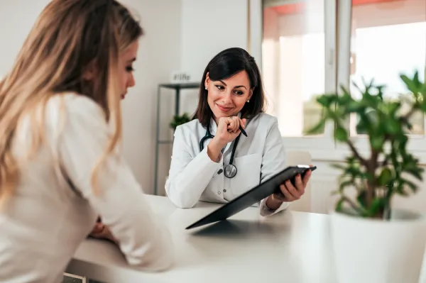 Ärztin berät eine Patientin.