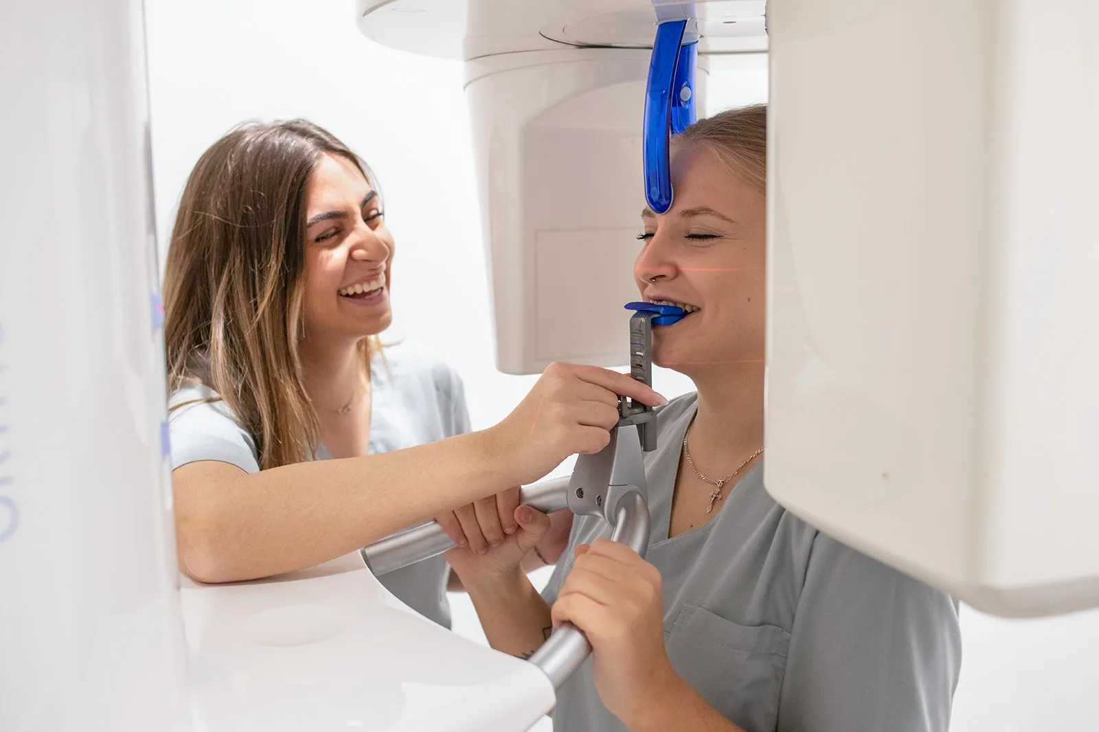 Ärztin führt eine digitale Volumentomographie an einer Patientin durch.