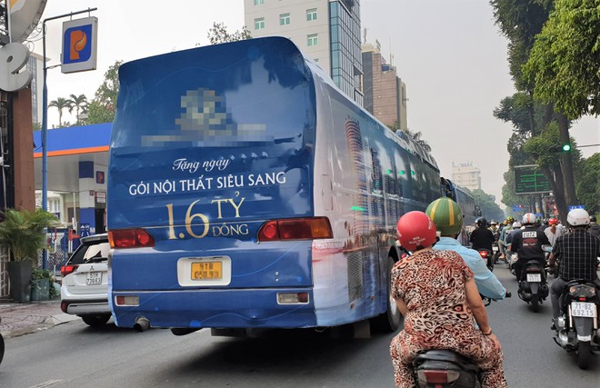 Quảng cáo ‘bít bùng’ thân xe khách lượn quanh trung tâm TP.HCM, ai xử phạt? - ảnh 1