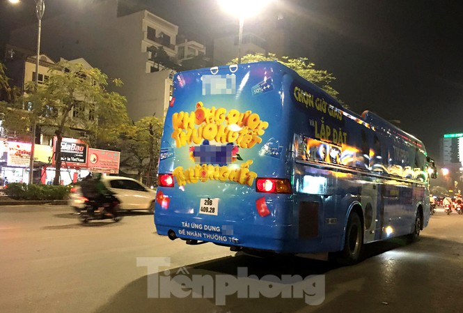 Chiếc xe ô tô dán kín decal quảng cáo lưu thông trên đường.