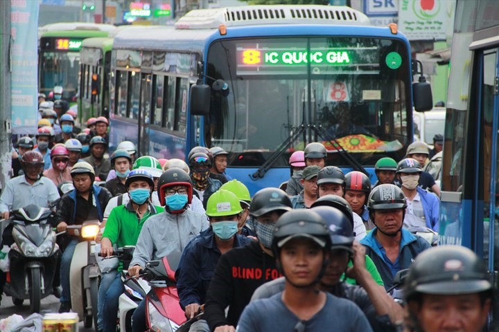 Nhiều xe buýt chưa được quảng cáo. Ảnh: Minh Quân