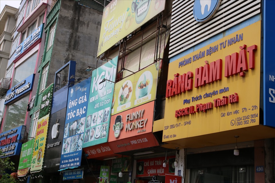 Biển quảng cáo được treo kín mặt tiền các ngôi nhà.
