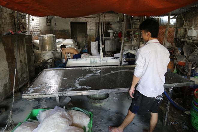 Bún cũ, bún thải trộn hóa chất 'biến' thành bún tươi bán ra thị trường