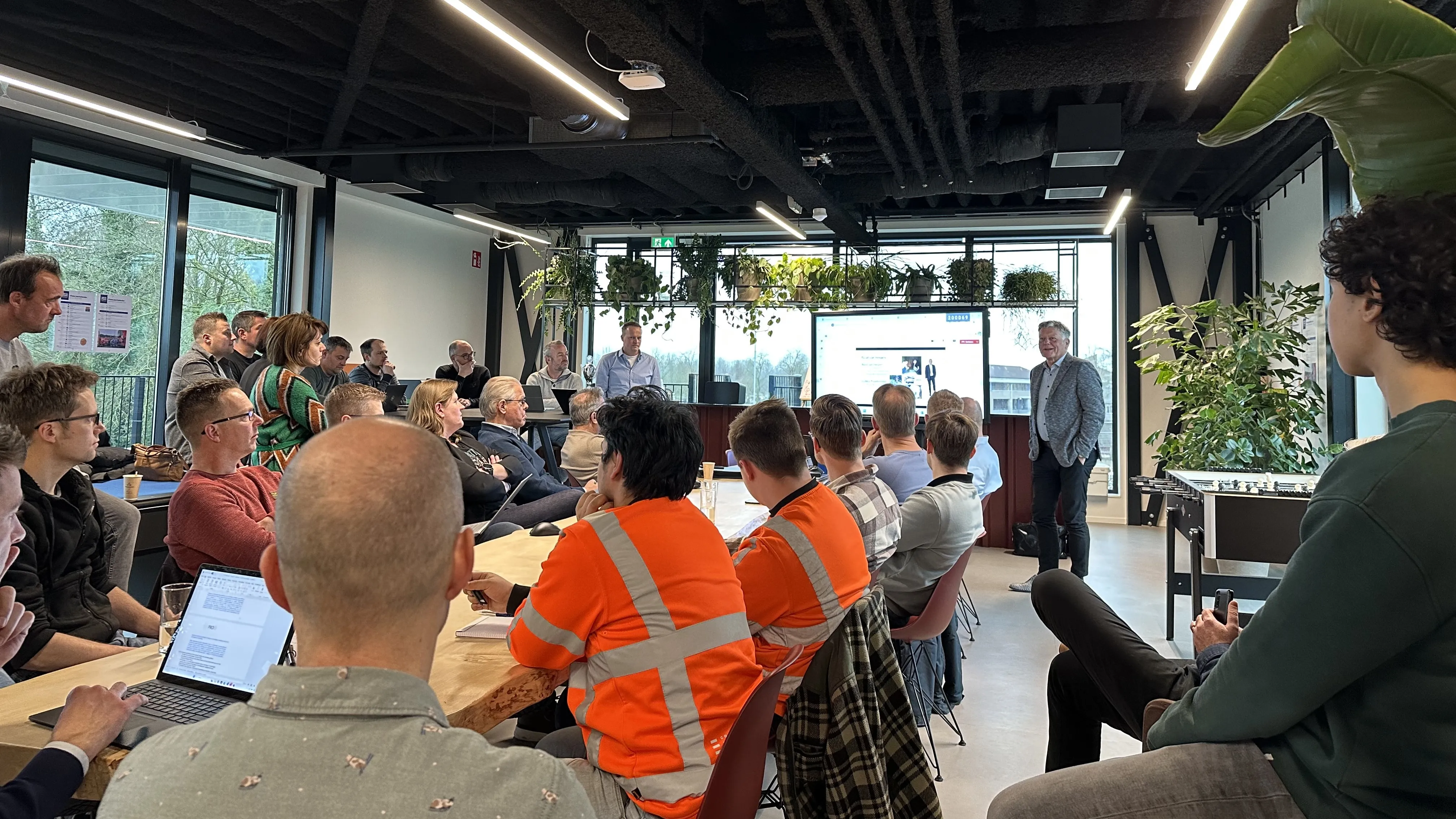 Kennissessie over brandveiligheid: elektrische auto’s in parkeergarages