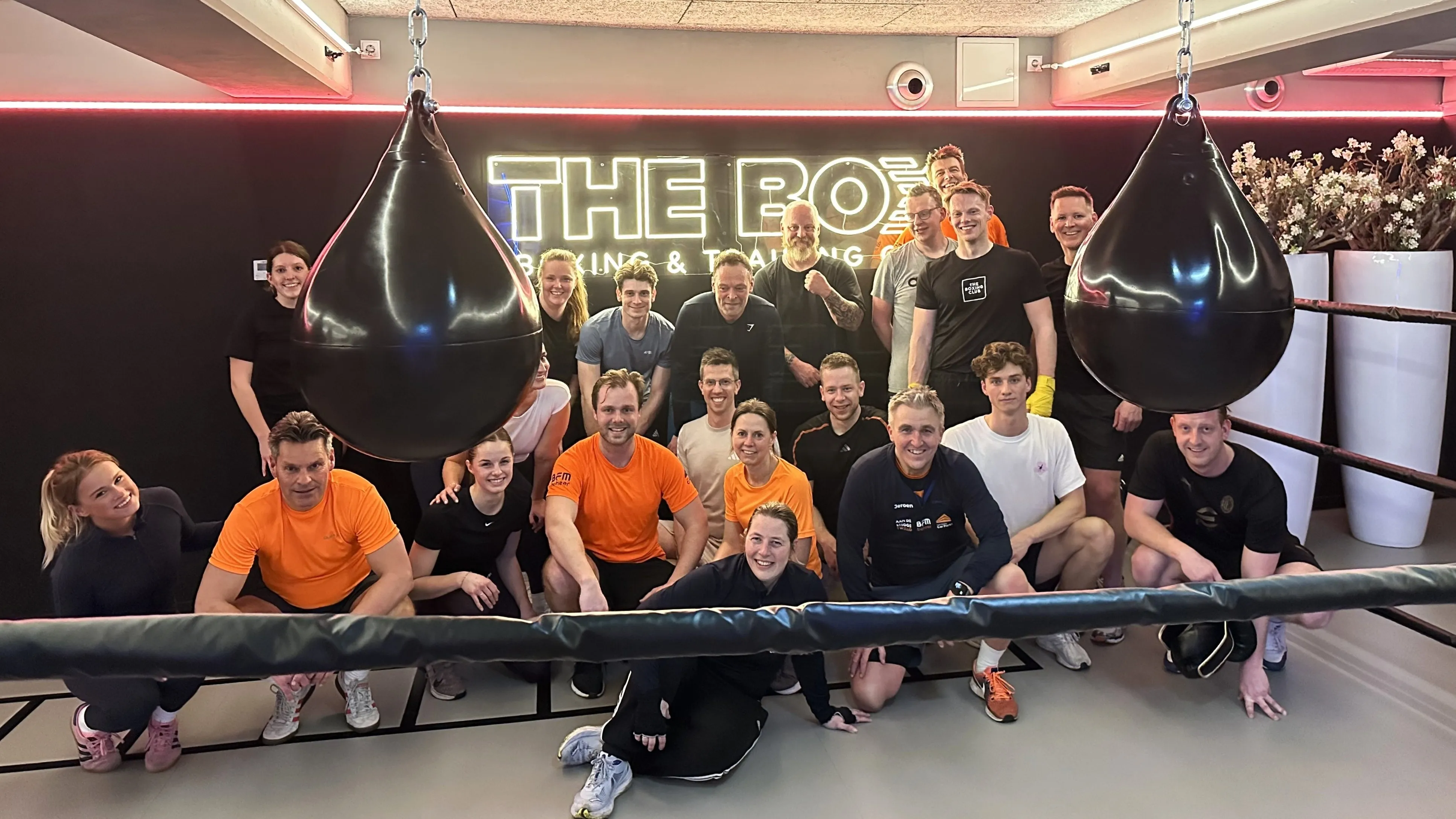 Collega’s krijgen energieke boksclinic bij THE BOX in Apeldoorn